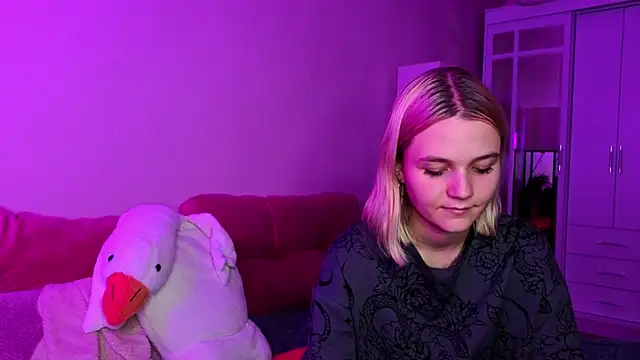 Snapshot of KelleDomin chatting on 27, 10, 2025 KelleDomin online show from 27, 10, 2025