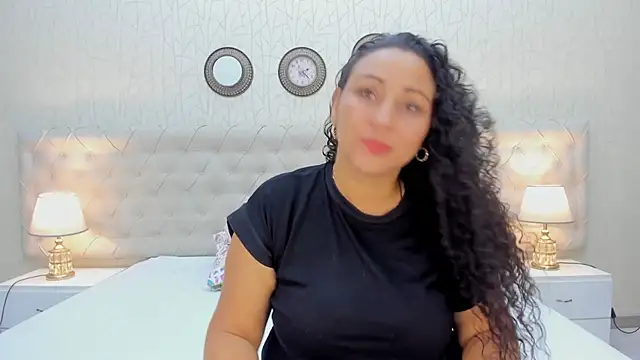 Snapshot of VaniaRose chatting on 12, 10, 2025 VaniaRose online show from 12, 10, 2025