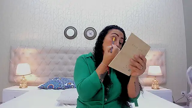 Snapshot of VaniaRose chatting on 5, 11, 2025 VaniaRose online show from 5, 11, 2025