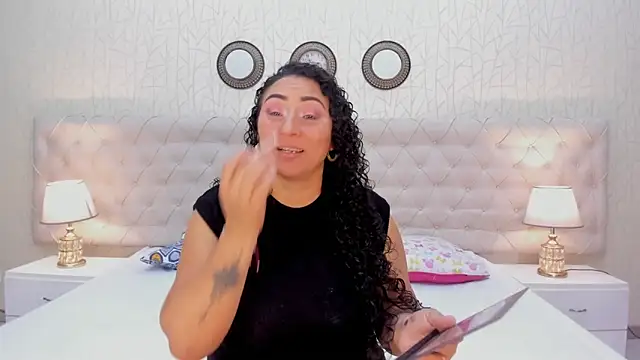 Snapshot of VaniaRose chatting on 8, 11, 2025 VaniaRose online show from 8, 11, 2025