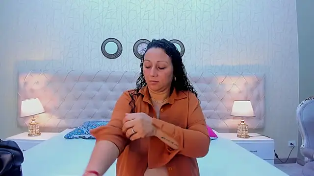 Snapshot of VaniaRose chatting on 13, 11, 2025 VaniaRose online show from 13, 11, 2025