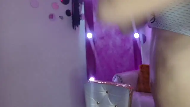 Snapshot of Nina_Roser chatting on 2, 11, 2025 Nina Roser online show from 2, 11, 2025