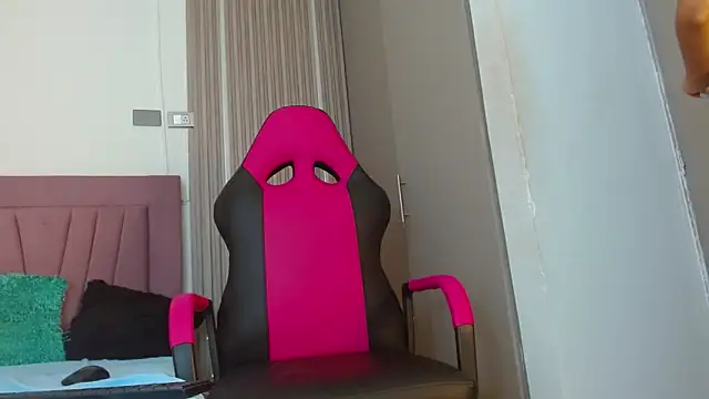 Snapshot of meli_peach1 chatting on 21, 10, 2025 meli peach1 online show from 21, 10, 2025