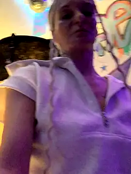 Snapshot of blondebarbiebae chatting on 7, 10, 2025 blondebarbiebae online show from 7, 10, 2025