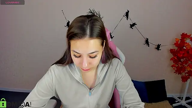 Al1ice Moures online show from 7, 11, 2025