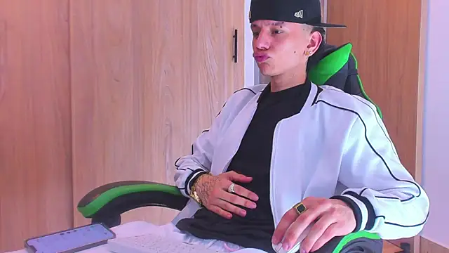 Snapshot of Skinny_batman chatting on 8, 10, 2025 Skinny batman online show from 8, 10, 2025