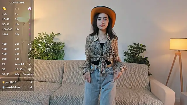 Snapshot of LoidaTatom chatting on 4, 10, 2025 LoidaTatom online show from 4, 10, 2025