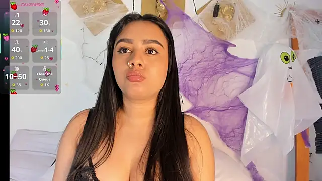 Snapshot of CharlottePetitte chatting on 4, 11, 2025 CharlottePetitte online show from 4, 11, 2025