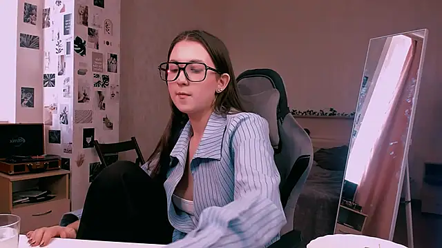 Snapshot of raviolly046 chatting on 7, 10, 2025 raviolly046 online show from 7, 10, 2025