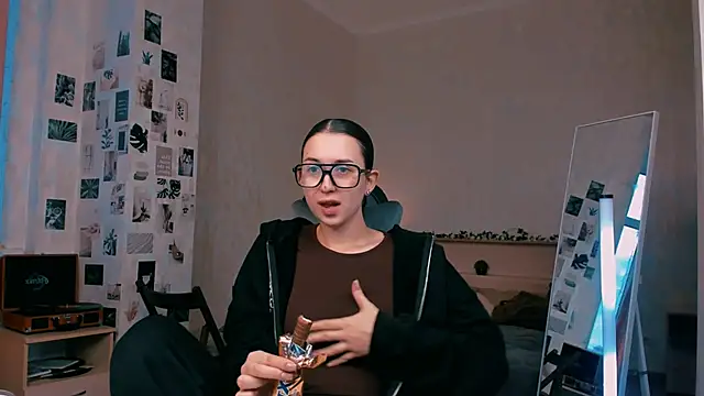 Snapshot of raviolly046 chatting on 16, 10, 2025 raviolly046 online show from 16, 10, 2025