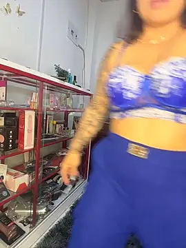 Snapshot of liz_and_thiago chatting on 25, 9, 2025 liz and thiago online show from 25, 9, 2025