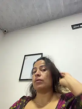 Snapshot of liz_and_thiago chatting on 26, 9, 2025 liz and thiago online show from 26, 9, 2025