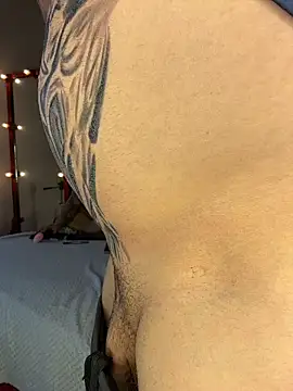 Snapshot of liz_and_thiago chatting on 29, 9, 2025 liz and thiago online show from 29, 9, 2025