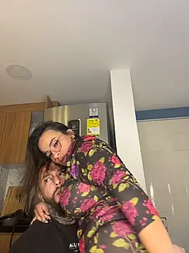 Snapshot of liz_and_thiago chatting on 11, 10, 2025 liz and thiago online show from 11, 10, 2025