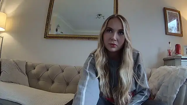 Snapshot of BarbieDolly_x chatting on 8, 10, 2025 BarbieDolly x online show from 8, 10, 2025