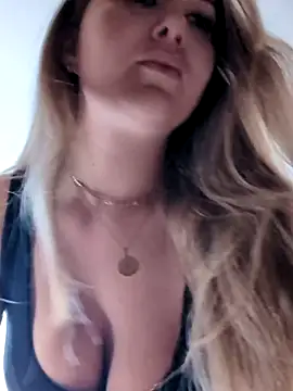 Snapshot of BarbieDolly_x chatting on 3, 11, 2025 BarbieDolly x online show from 3, 11, 2025