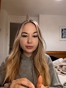 Snapshot of BarbieDolly_x chatting on 4, 11, 2025 BarbieDolly x online show from 4, 11, 2025