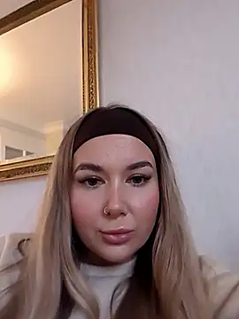 Snapshot of BarbieDolly_x chatting on 7, 11, 2025 BarbieDolly x online show from 7, 11, 2025