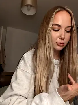 Snapshot of BarbieDolly_x chatting on 9, 11, 2025 BarbieDolly x online show from 9, 11, 2025