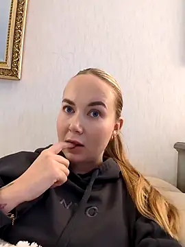 Snapshot of BarbieDolly_x chatting on 14, 11, 2025 BarbieDolly x online show from 14, 11, 2025