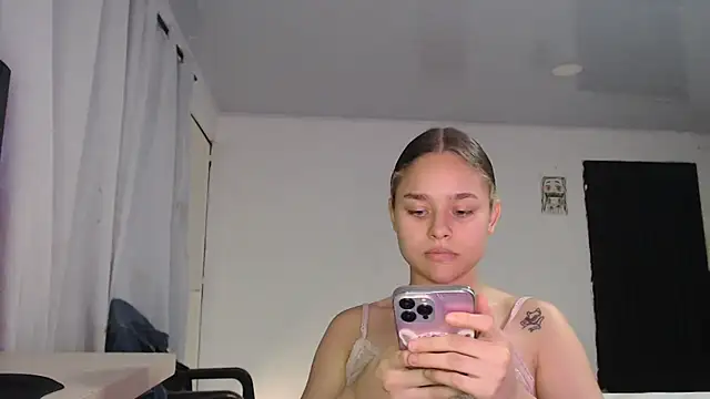 Snapshot of LittleCheerry69 chatting on 4, 3, 2026 LittleCheerry69 online show from 4, 3, 2026