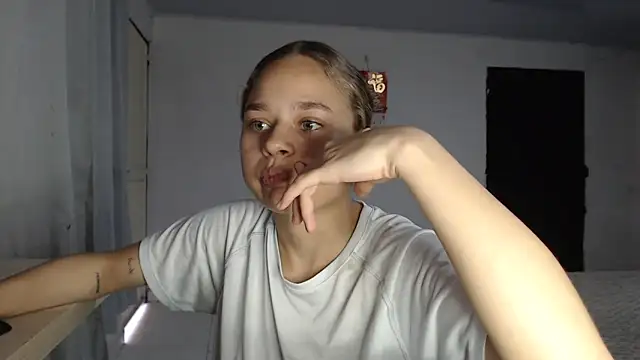 Snapshot of LittleCheerry69 chatting on 27, 3, 2026 LittleCheerry69 online show from 27, 3, 2026