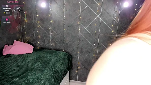 Red FoxGirl online show from 22, 12, 2025