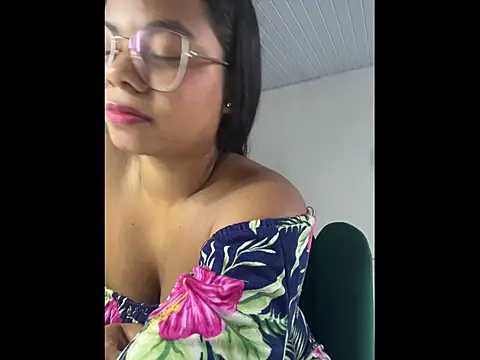 Snapshot of britanny-stone chatting on 6, 11, 2025 britanny-stone online show from 6, 11, 2025