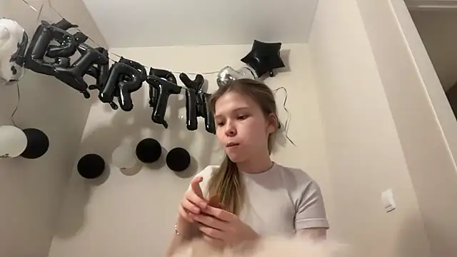 Snapshot of CandysRose chatting on 9, 4, 2026 CandysRose online show from 9, 4, 2026