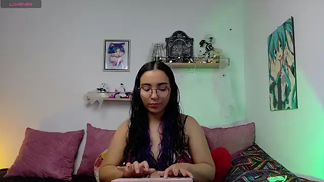 Snapshot of LucyDerby chatting on 28, 10, 2025 LucyDerby online show from 28, 10, 2025