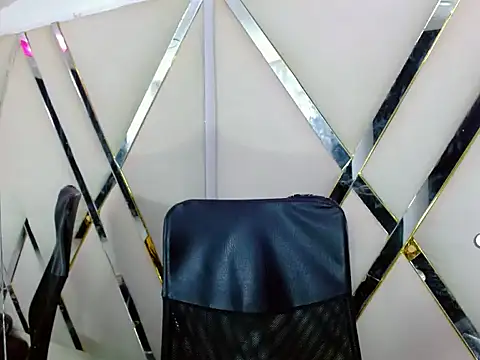 Snapshot of AuroraRoss chatting on 4, 11, 2025 AuroraRoss online show from 4, 11, 2025