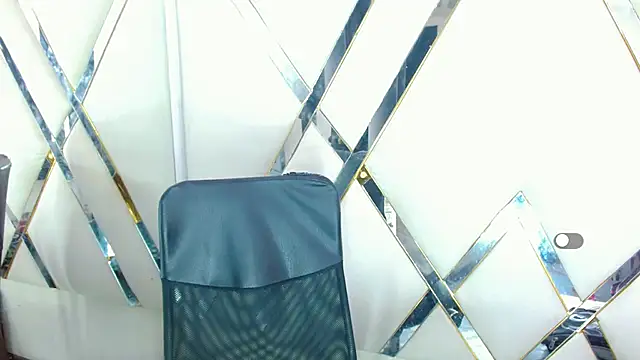 Snapshot of AuroraRoss chatting on 6, 11, 2025 AuroraRoss online show from 6, 11, 2025