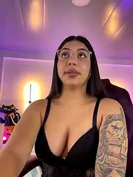 Snapshot of kloe28 chatting on 25, 10, 2025 kloe28 online show from 25, 10, 2025