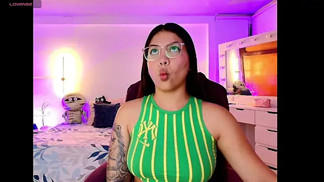 Snapshot of kloe28 chatting on 4, 11, 2025 kloe28 online show from 4, 11, 2025