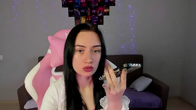 Snapshot of Arina_Meow19 chatting on 8, 11, 2025 Arina Meow19 online show from 8, 11, 2025