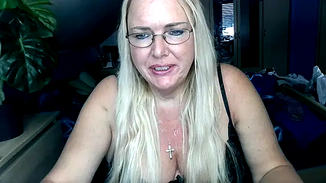 Snapshot of Sandy-Summer chatting on 21, 10, 2025 Sandy-Summer online show from 21, 10, 2025