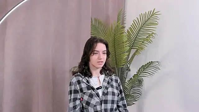 Snapshot of TarahCayne chatting on 25, 9, 2025 TarahCayne online show from 25, 9, 2025