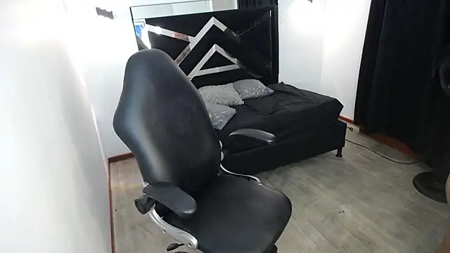 MarianaRojas  online show from 11, 4, 2026