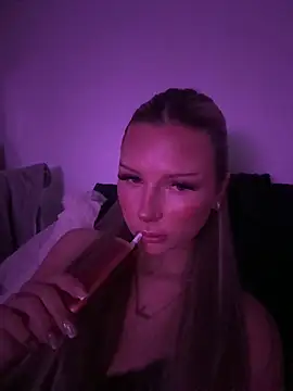 Snapshot of blondeeee chatting on 25, 2, 2026 blondeeee online show from 25, 2, 2026