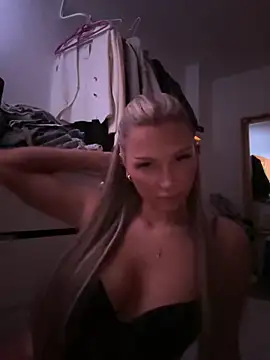 Snapshot of blondeeee chatting on 5, 3, 2026 blondeeee online show from 5, 3, 2026