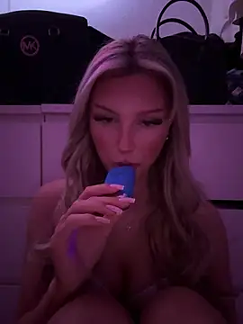 Snapshot of blondeeee chatting on 11, 3, 2026 blondeeee online show from 11, 3, 2026