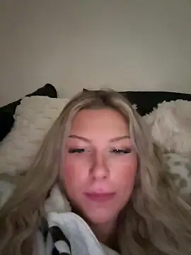 Snapshot of blondeeee chatting on 4, 4, 2026 blondeeee online show from 4, 4, 2026