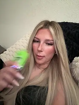 Snapshot of blondeeee chatting on 8, 4, 2026 blondeeee online show from 8, 4, 2026