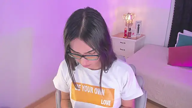 Snapshot of cherrylady_02 chatting on 6, 10, 2025 cherrylady 02 online show from 6, 10, 2025