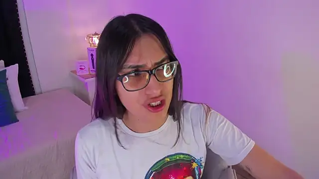 Snapshot of cherrylady_02 chatting on 18, 10, 2025 cherrylady 02 online show from 18, 10, 2025