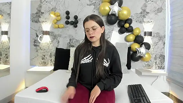 Snapshot of ZOE_LE chatting on 15, 4, 2026 ZOE LE online show from 15, 4, 2026