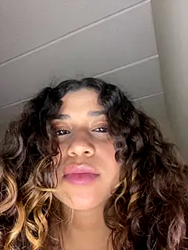 Snapshot of Sofi-Glow chatting on 2, 10, 2025 Sofi-Glow online show from 2, 10, 2025