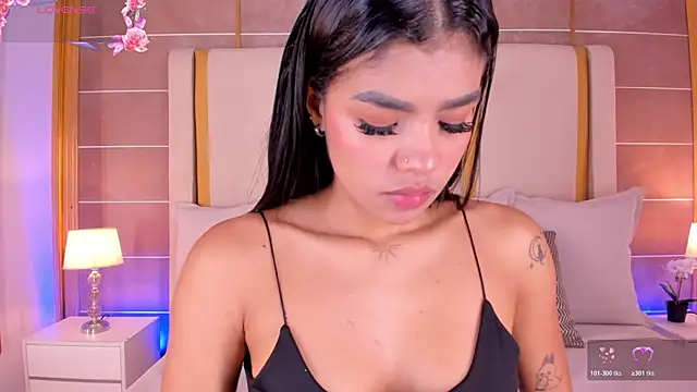 Snapshot of NaylaGrey chatting on 17, 11, 2025 NaylaGrey online show from 17, 11, 2025