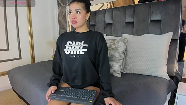 Snapshot of NaylaGrey chatting on 6, 1, 2026 NaylaGrey online show from 6, 1, 2026