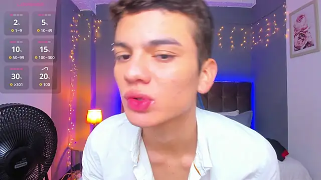 Snapshot of Enzo_Martinez18 chatting on 29, 9, 2025 Enzo Martinez18 online show from 29, 9, 2025